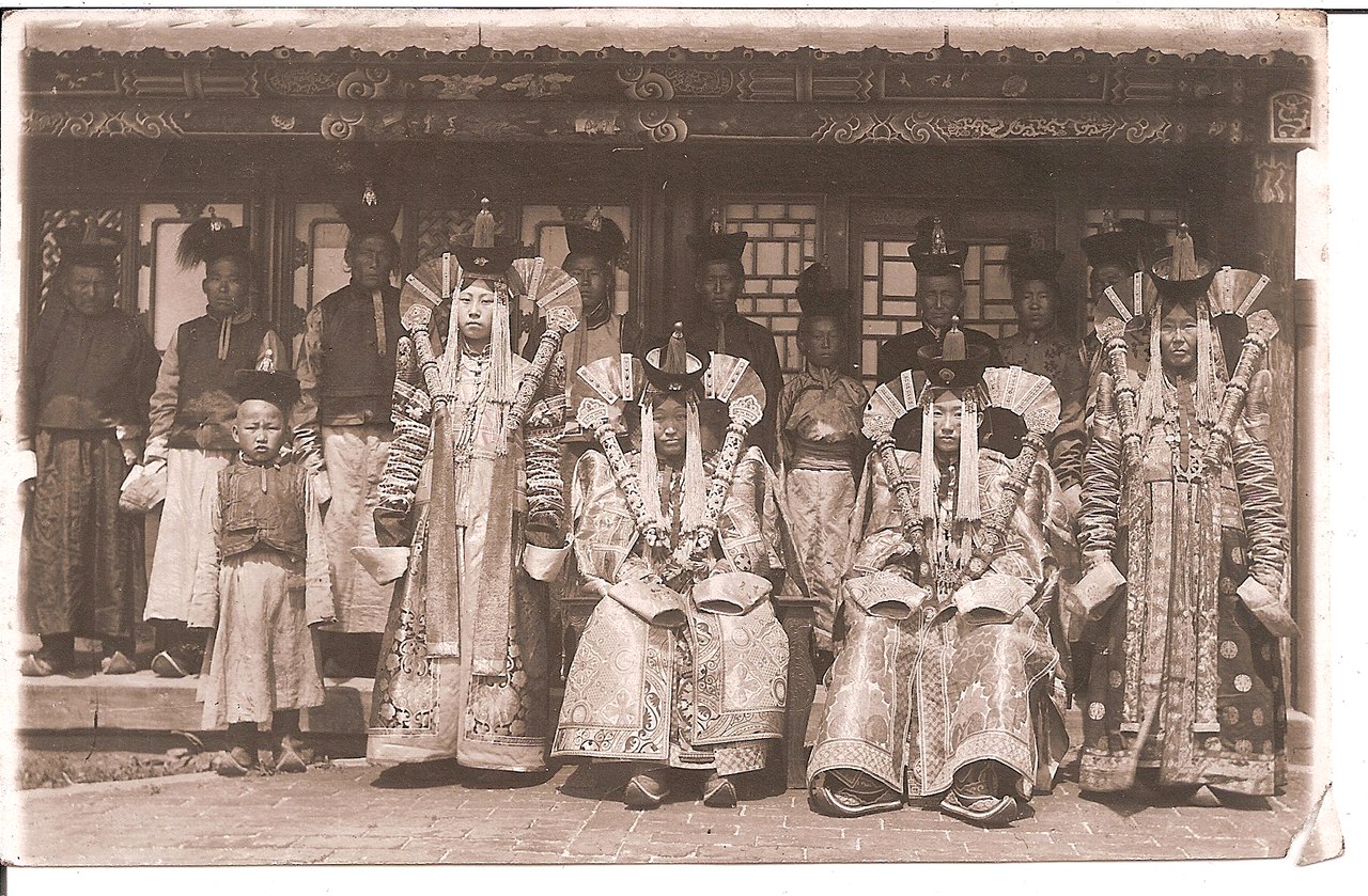 Ladies_at_court_Bogd_Khan._Mongolia%2C_1911-1924.jpg