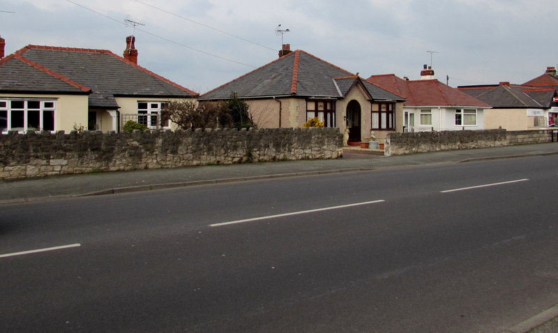 File:Marine Road bungalows, Pensarn, Abergele - geograph.org.uk - 4844535.jpg