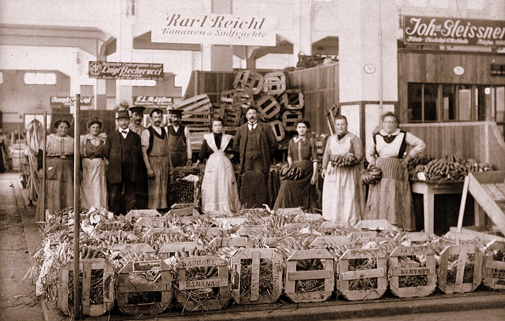 Die Bananenmarktordnung Munich_Sendling_Gro%C3%9Fmarkthalle_Banana-traders_ca_1915