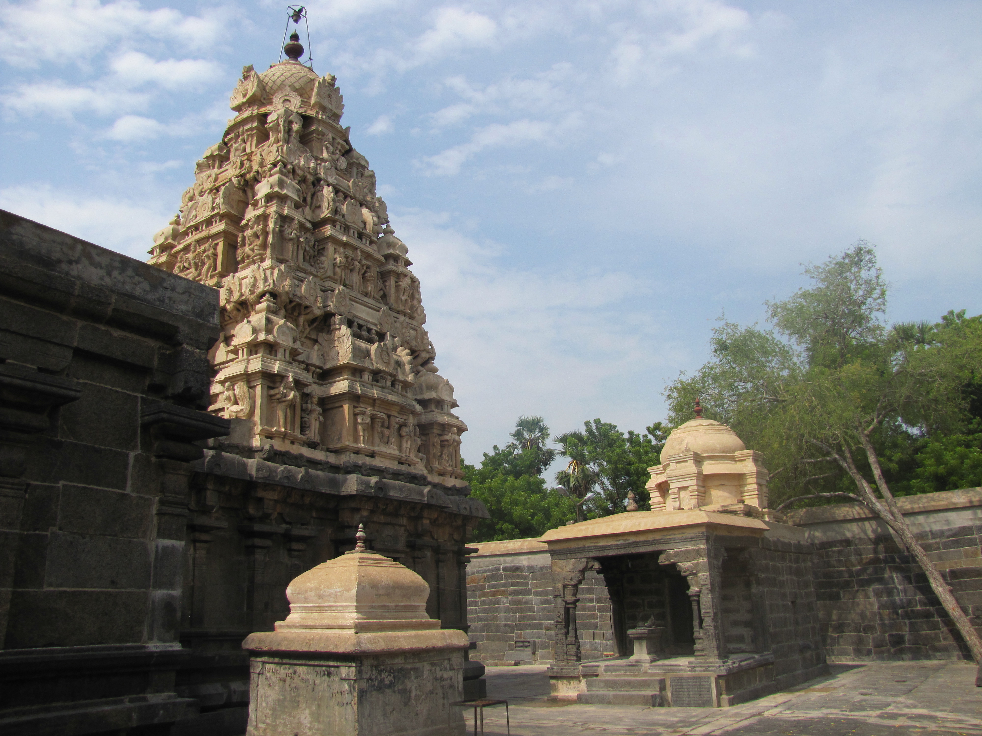 Храм Варадараджа. Храм Варадараджа цепь из камня. Vedapureeswarar Temple, Puducherry.