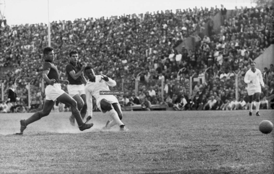 File Pele Colon Vs Santos 1964 Jpg Wikimedia Commons