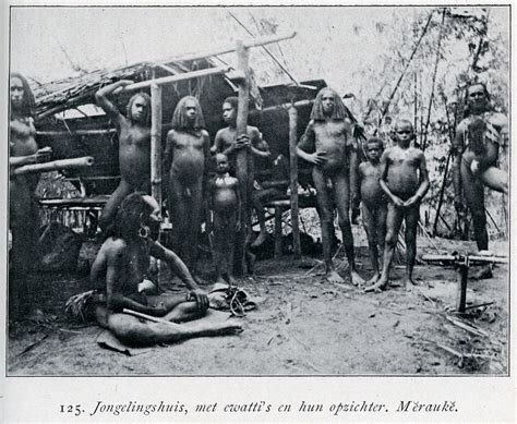 De Zuidwest Nieuw-Guinea Expeditie, 1904-5: Jongelingshuis met opzichter, Merauke.