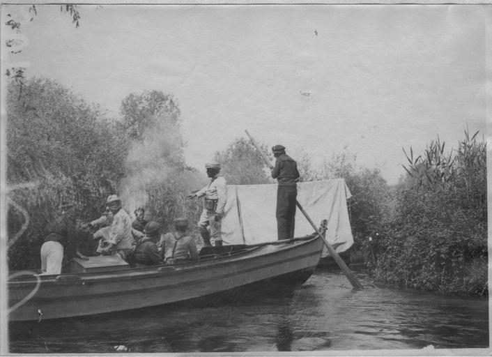 File:Section de mitrailleurs dans le marais du Kara-Asmak (19-22 mai 1916) - Delaberah - Médiathèque de l'architecture et du patrimoine - APOR058894.jpg