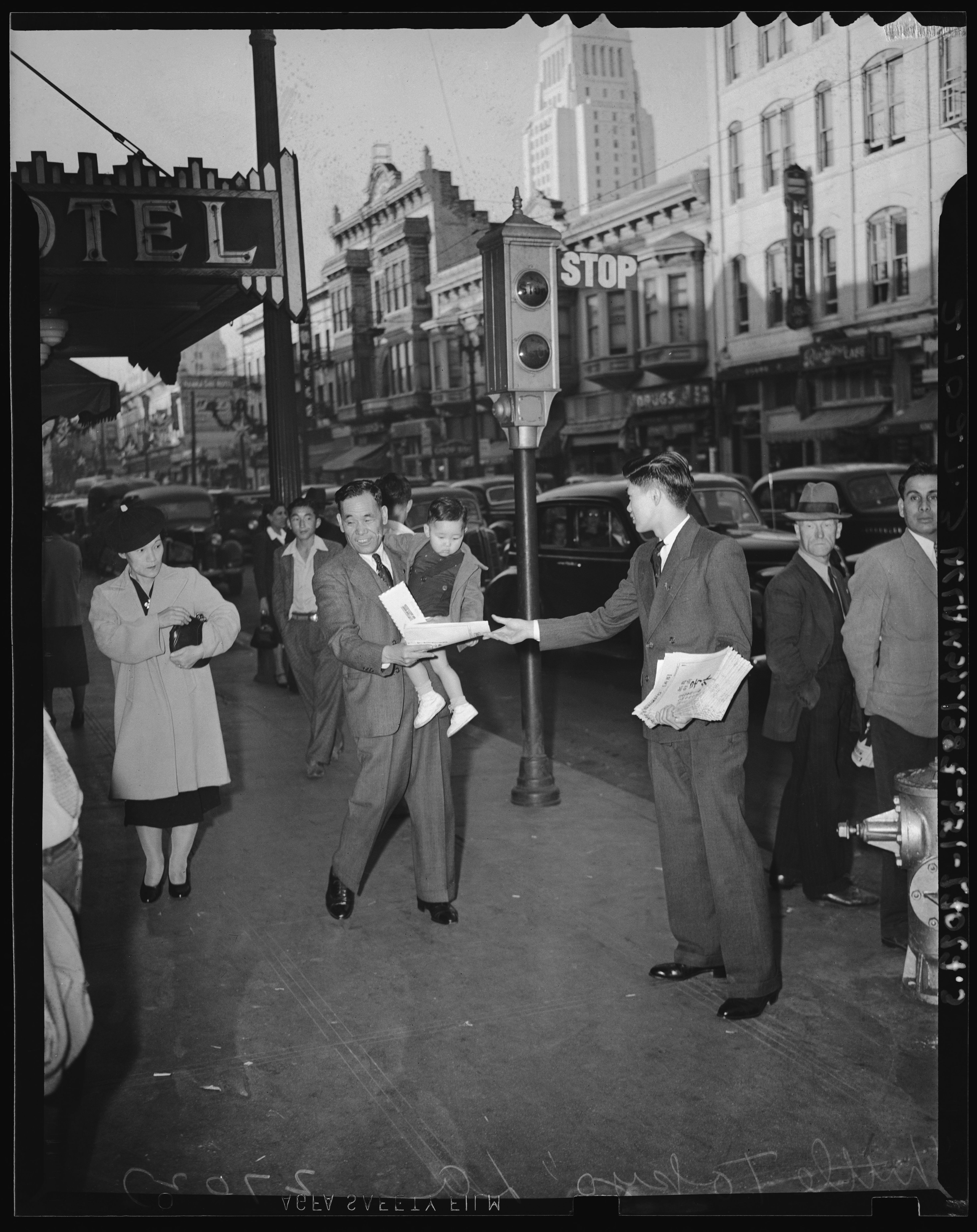 File Selling Newspapers In Little Tokyo Los Angeles 1941 Jpg Wikipedia