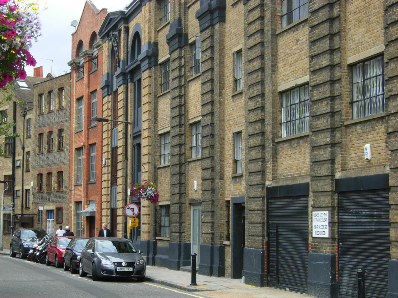 Улица тан. Бермондси район Лондона. Тан стрит. Hawkes Bermondsey. New Caledonian Market (aka Bermondsey Market), Southwark, London 1972.