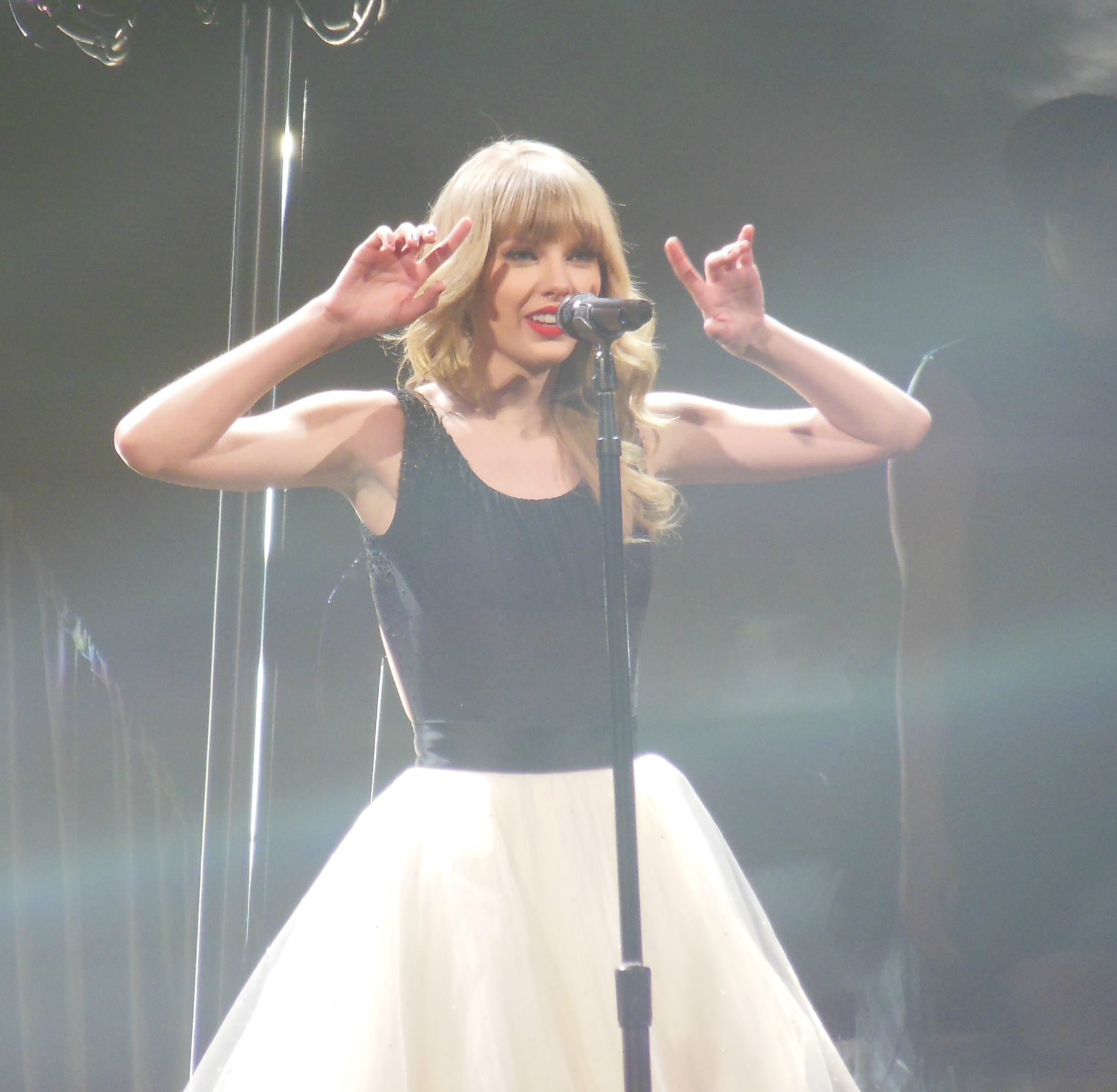 File:Taylor Swift (6966830273).jpg - Wikimedia Commons