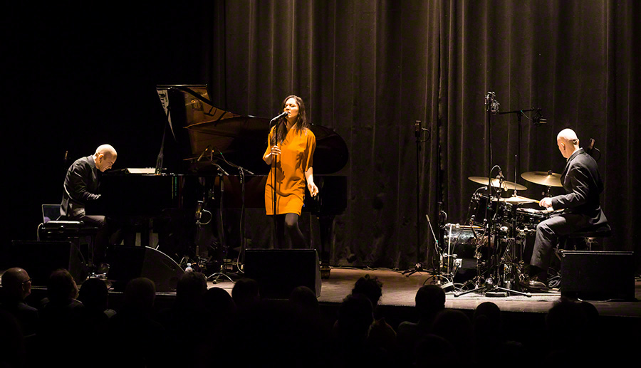 Gustavsen with [[Simin Tander]] <br/>and [[Jarle Vespestad]] at Cosmopolite Scene in Oslo during Vinterjazz 2016