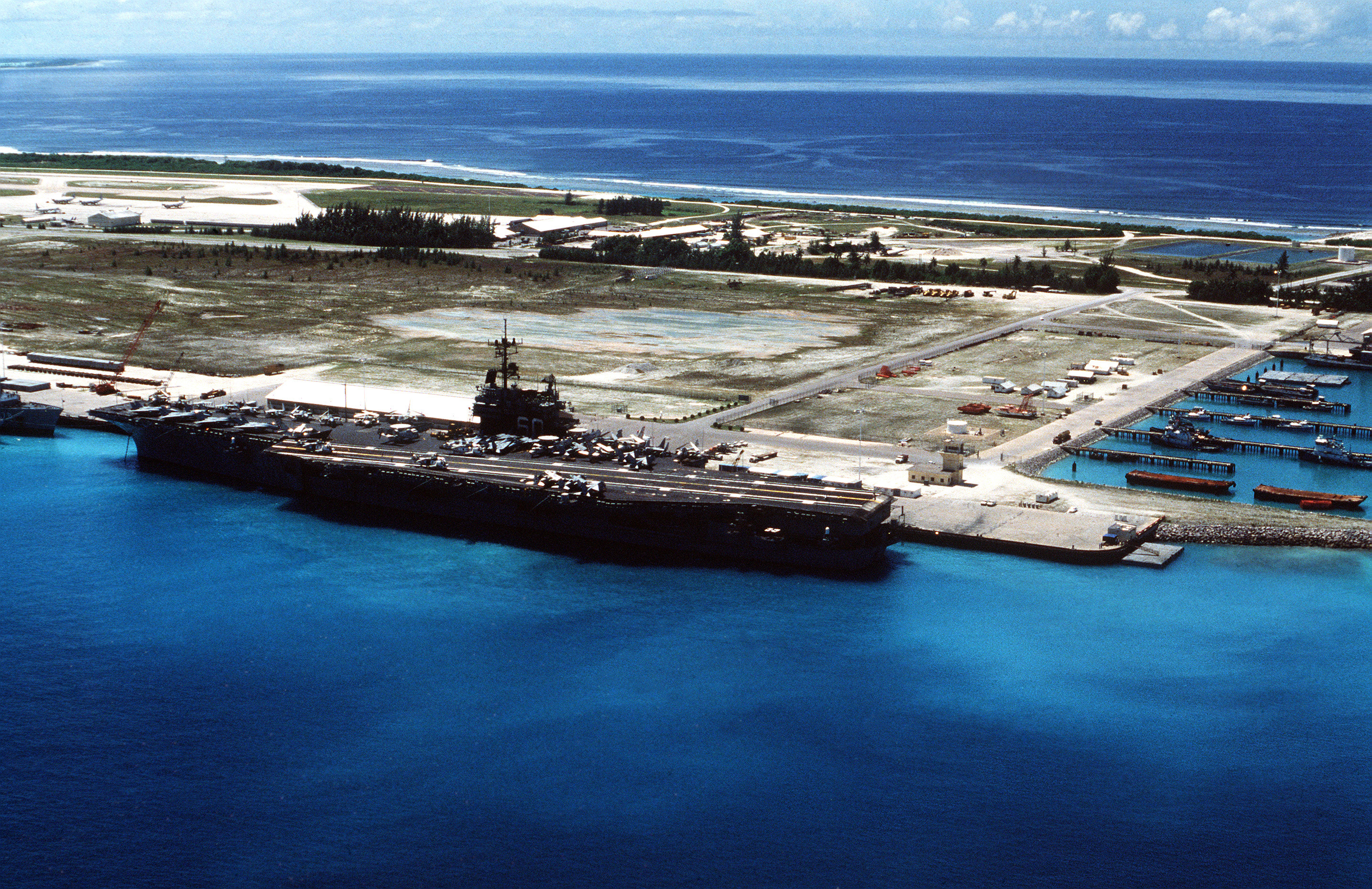 File:USS Saratoga (CV-60) at Diego Garcia in 1987.JPEG - Wikimedia 