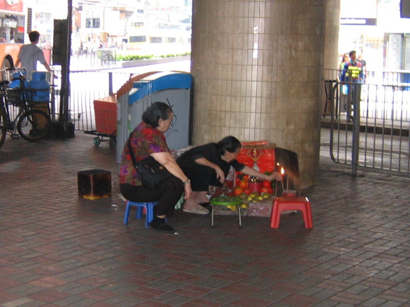 File:Villain hitter and her client under the Canal Road Flyover in Hong Kong.jpg