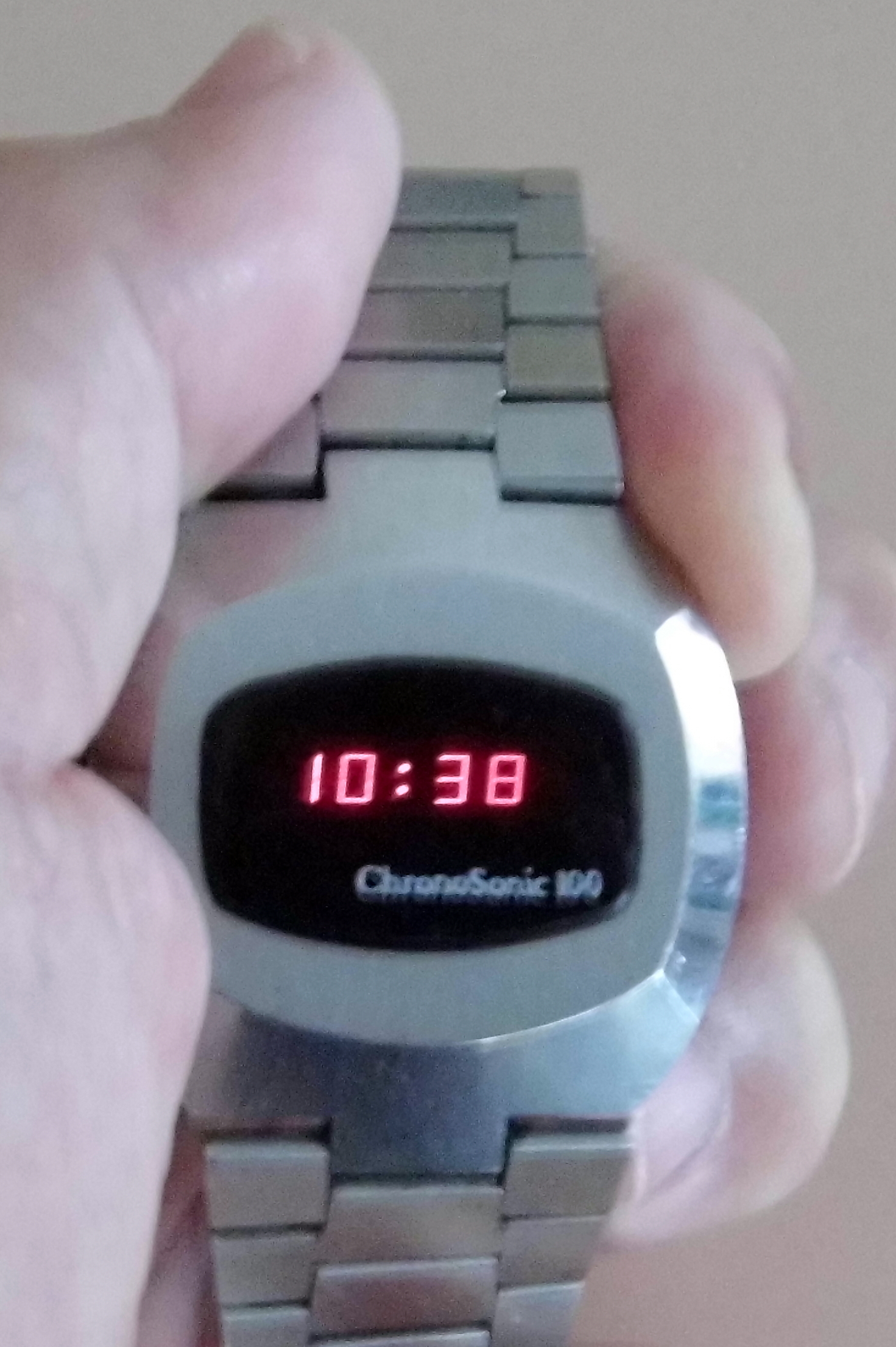 レトロフューチャー Chrono Sonic LED腕時計 100