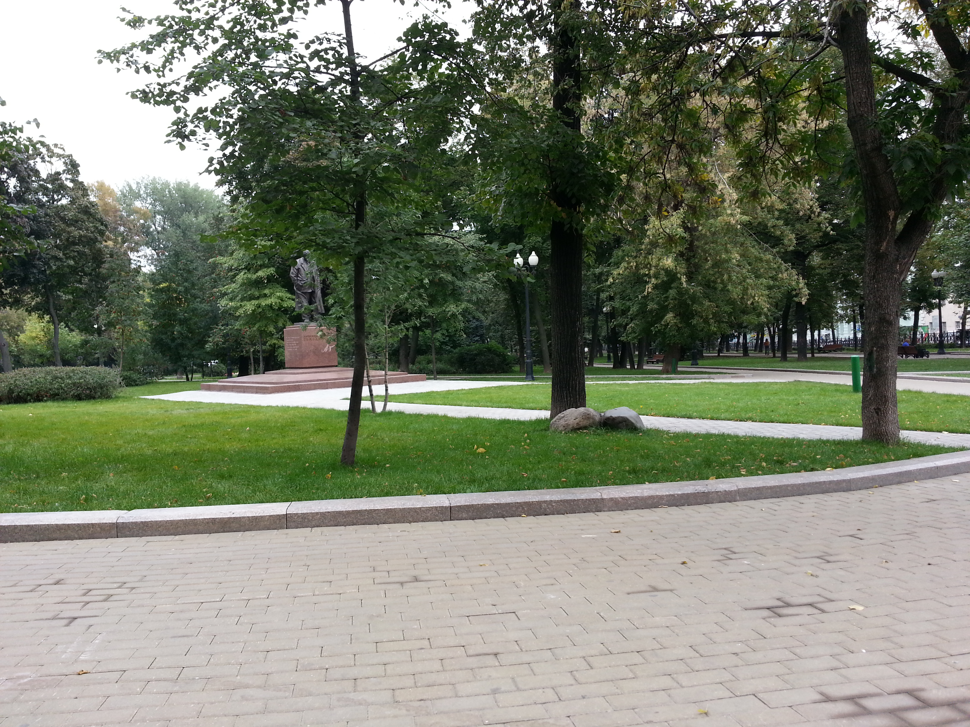 Западный бульвар москва. Страстной бульвар памятник Петрову. Страстной бульвар 1999. Центральный бульвар Москва. Москва большой бульвар.