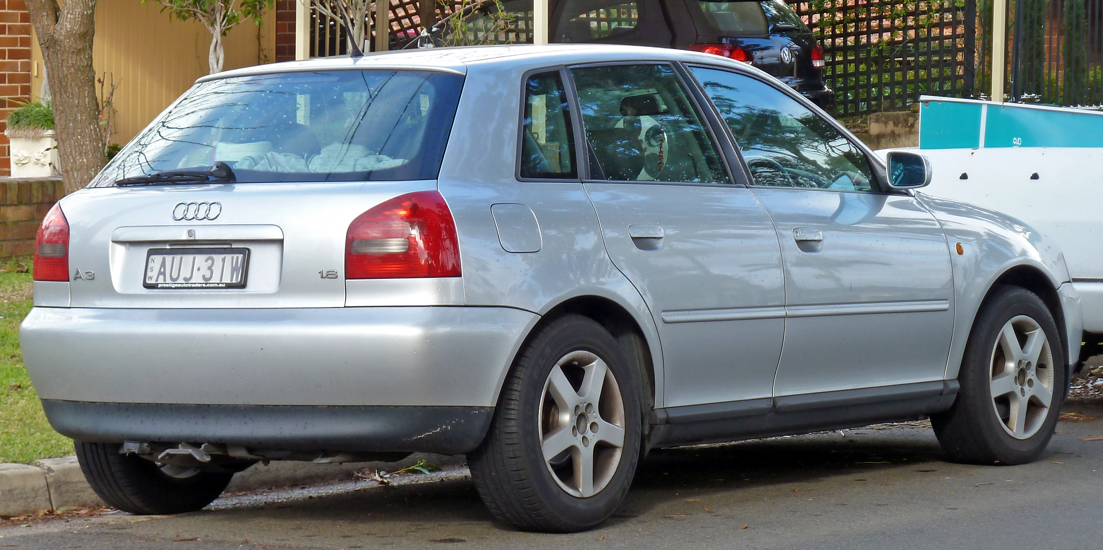 https://upload.wikimedia.org/wikipedia/commons/3/34/1999-2000_Audi_A3_%288L%29_1.8_5-door_hatchback_01.jpg