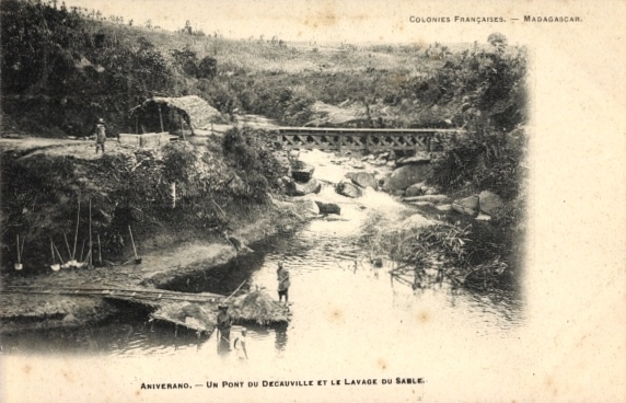 File:Aniverano (Madagaskar) - Un Pont du Decauville et le Lavage du Sable.jpg