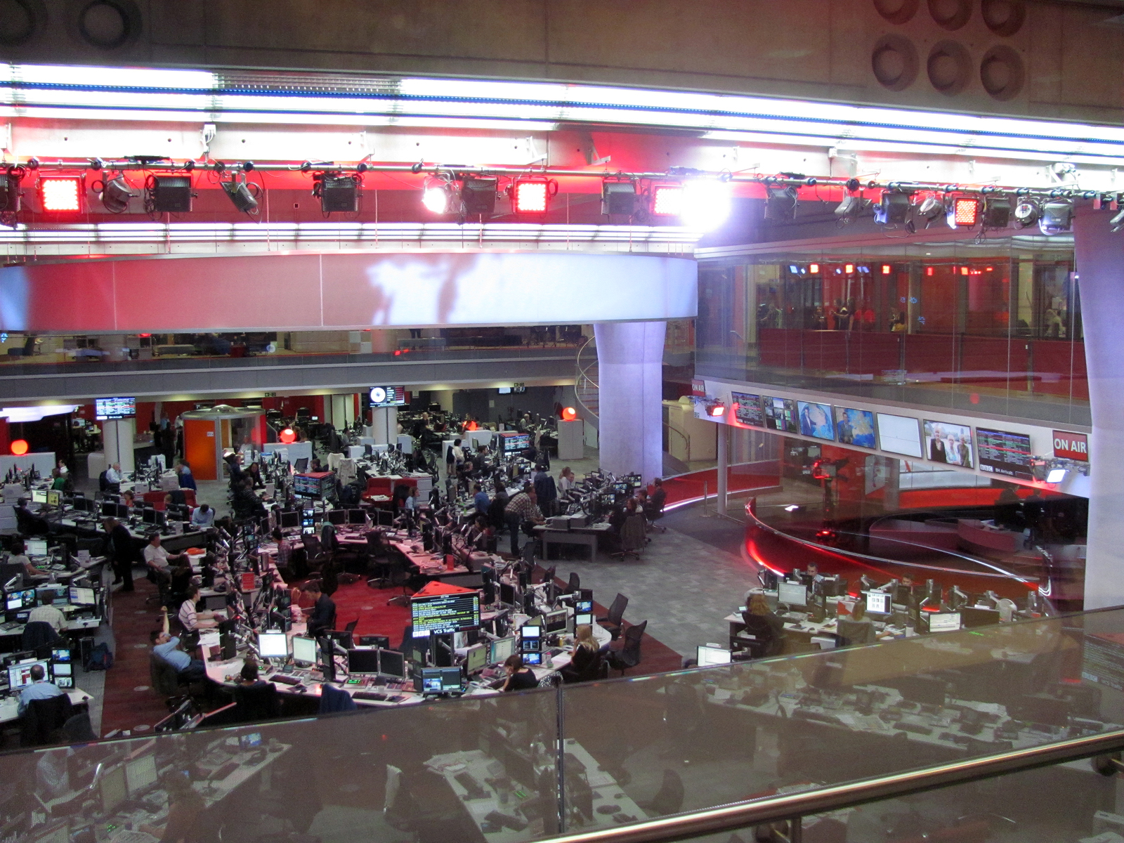 File:BBC Broadcasting House newsroom and studio 2013.jpg ...