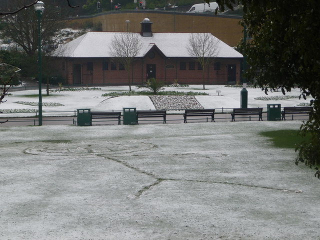 File:Bournemouth Gardens, smiles in the snow - geograph.org.uk - 1194947.jpg