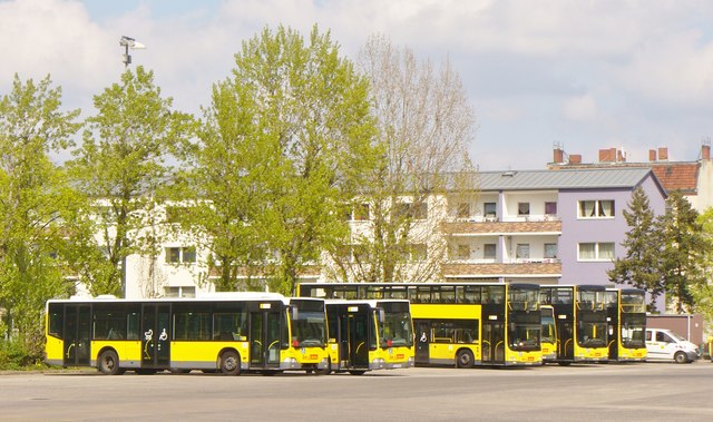 File:Britz - Busbetriebshof (Bus Depot) - geo.hlipp.de - 35484.jpg