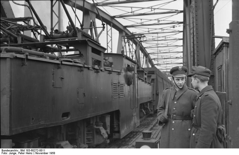 File:Bundesarchiv Bild 183-60272-0011, Hirschfelde, Braunkohle aus Polen, Grenzposten.jpg