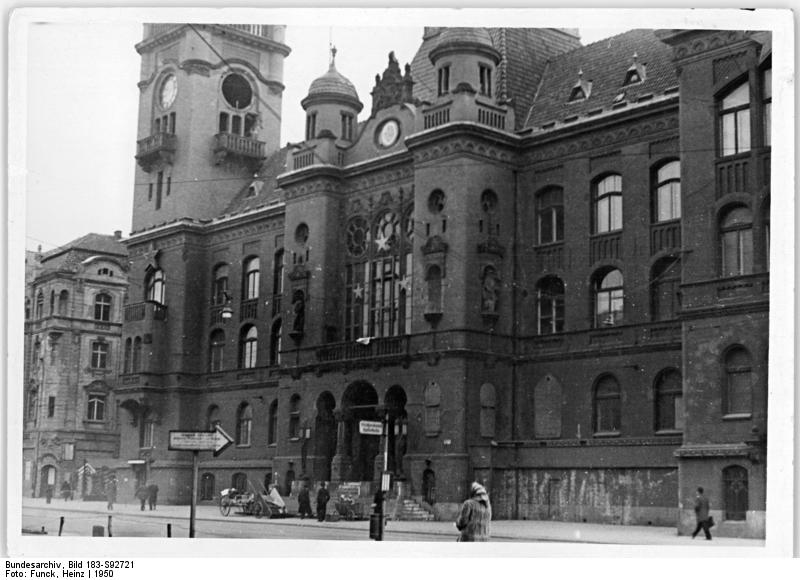 File:Bundesarchiv Bild 183-N0922-0019, Berlin, Volkspark Friedrichshain,  Schach- und Damespieler.jpg - Wikimedia Commons