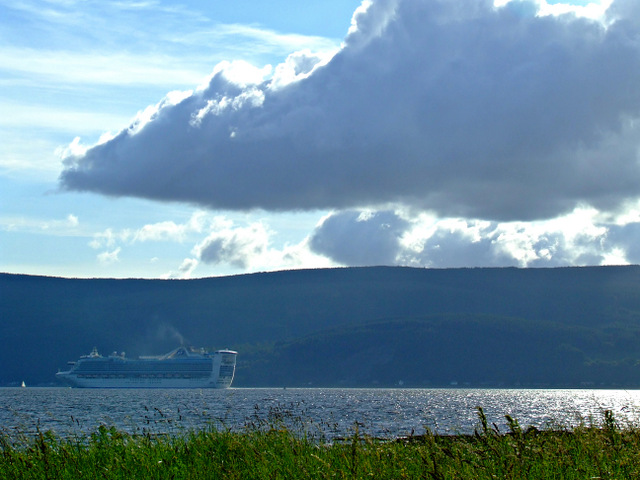 File:Caribbean Princess passing Lunderston Bay - geograph.org.uk - 3455358.jpg