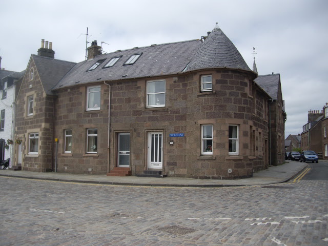 File:Corner of Shorehead and High Street, Stonehaven - geograph.org.uk - 1372025.jpg