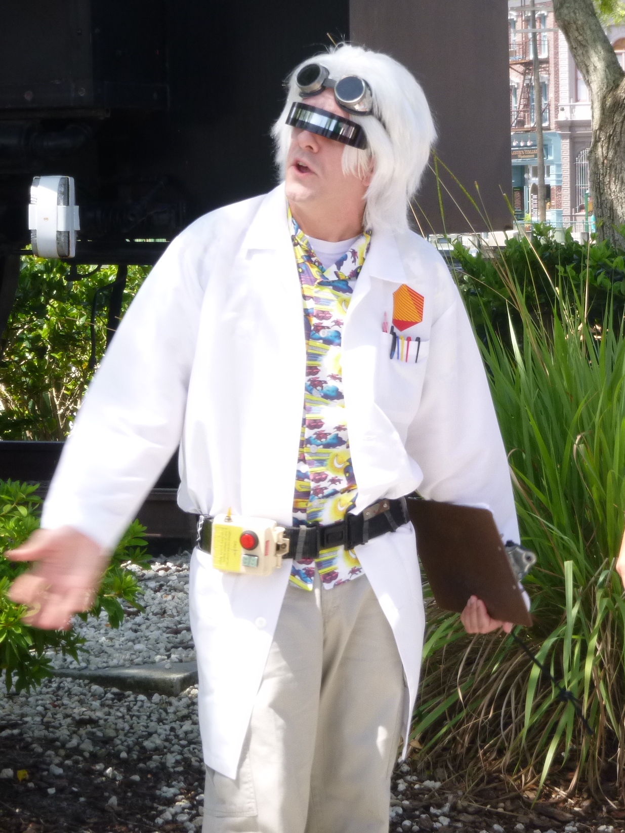 File:Emmett Brown Back to the Future Universal Studios  -  Wikimedia Commons