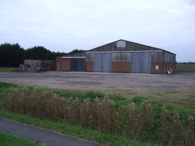 File:Farm buildings off Bridge Road - geograph.org.uk - 4717448.jpg