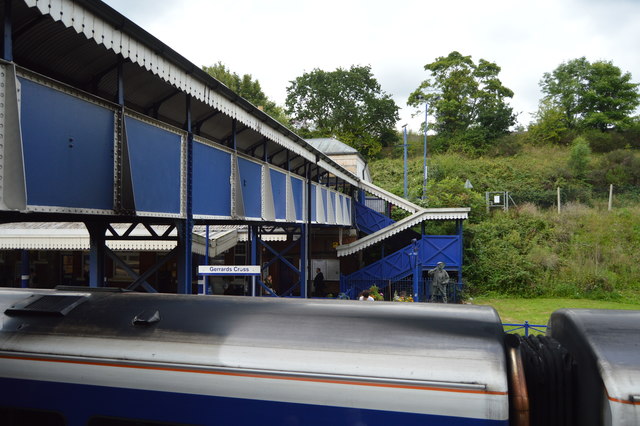 File:Footbridge, Gerrards Cross Station - geograph.org.uk - 5665585.jpg