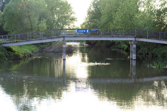 File:Footbridge below Buscot Lock - geograph.org.uk - 912871.jpg