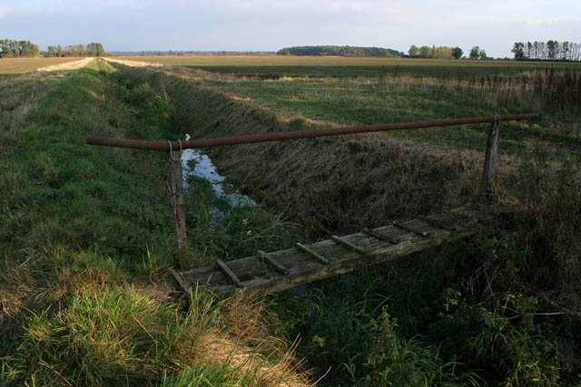 File:Footbridge over small drain - geograph.org.uk - 581292.jpg