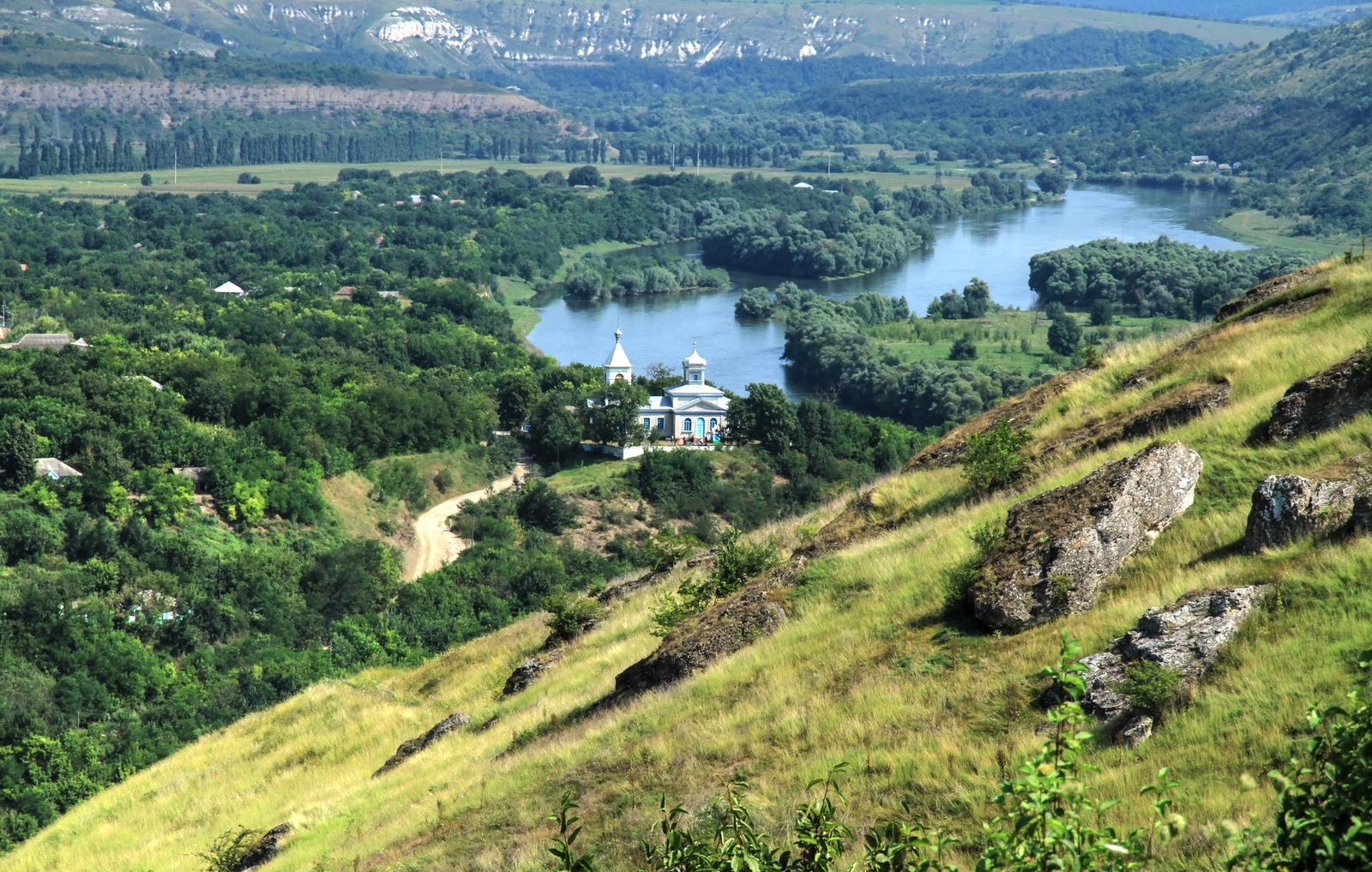 Можно в молдавии. Наславча Молдавия. Наславча Днестр. Молдавия село Наславча. Окница Молдавия.