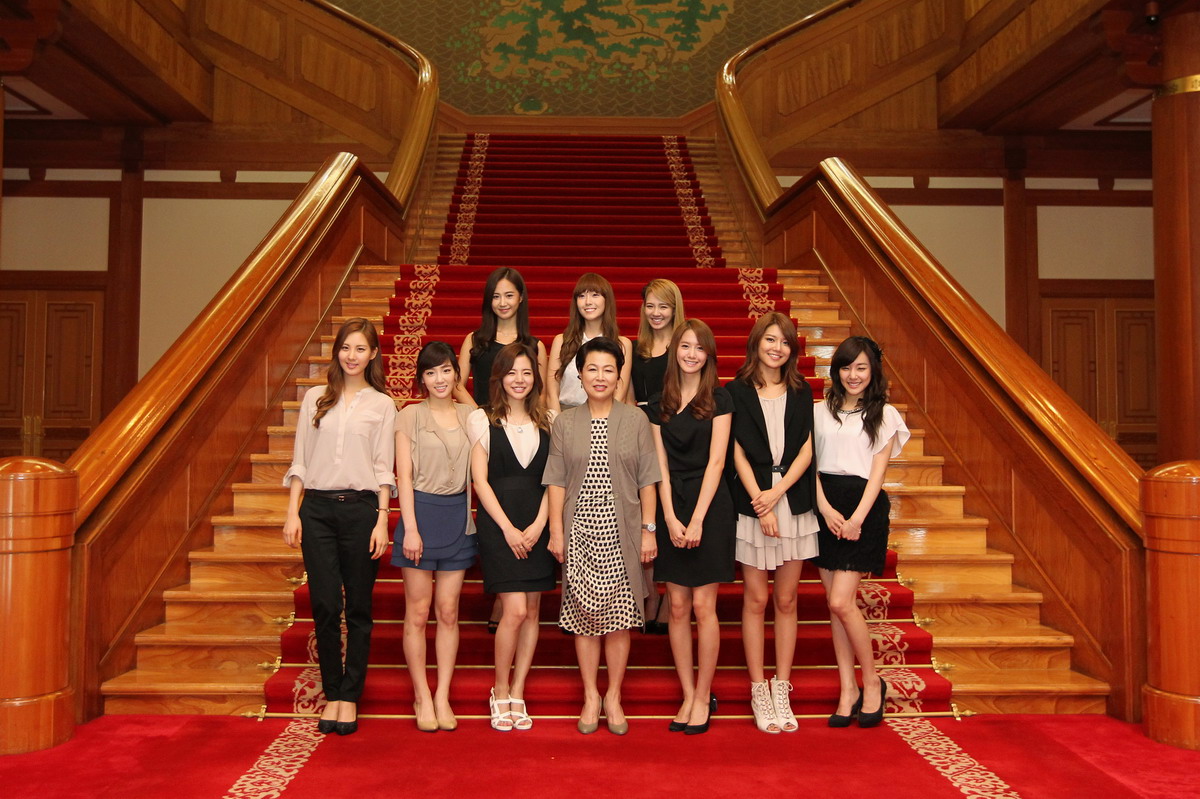 Dosya:KOCIS First lady Kim Yoon-ok and SNSD, Girls' Generation (6068662692).jpg - Vikipedi
