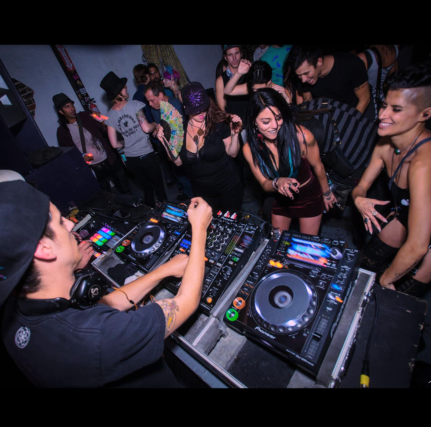 DJ Tocando E Misturando Música Na Festa Noturna À Noite. EDM Dance