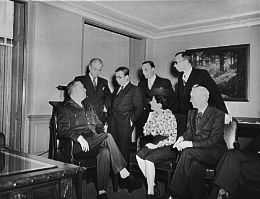 File:Le Général George C. Marshall de visite de journalistes.jpg