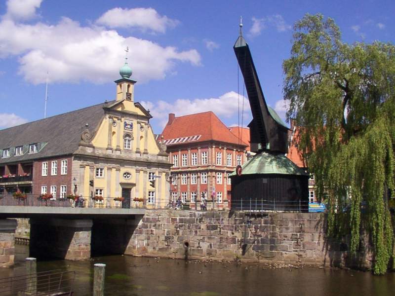 File:Lueneburg KranKaufhaus.jpg