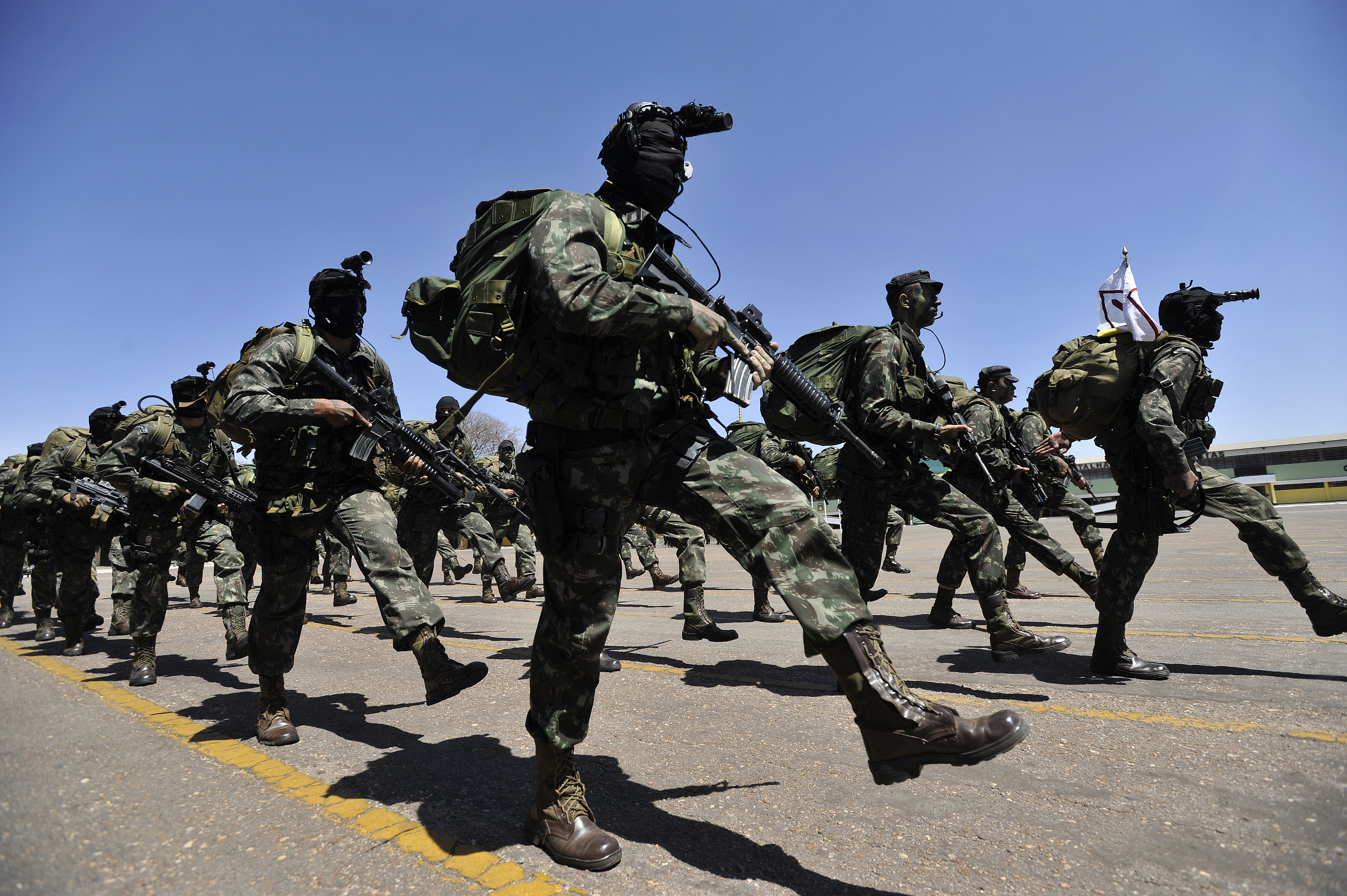 File:Militares desfilam na cerimônia de posse do general Vilela no Comando  de Operações Terrestres (Coter). (7945391348).jpg - Wikipedia