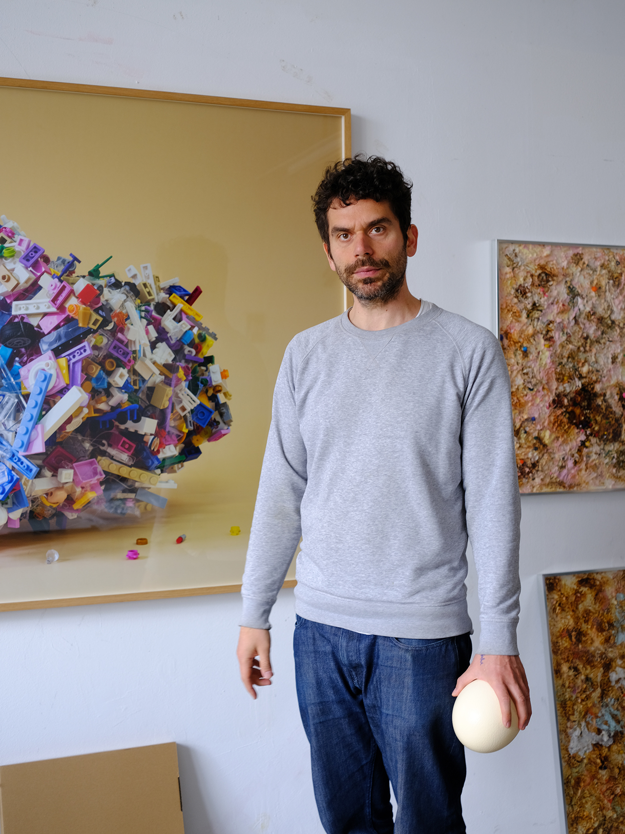 Moritz Frei im Atelier, 2021, im Hintergrund die Arbeiten ''glugo01'' und ''Clownkotze'', Foto: Anne Hoffmann