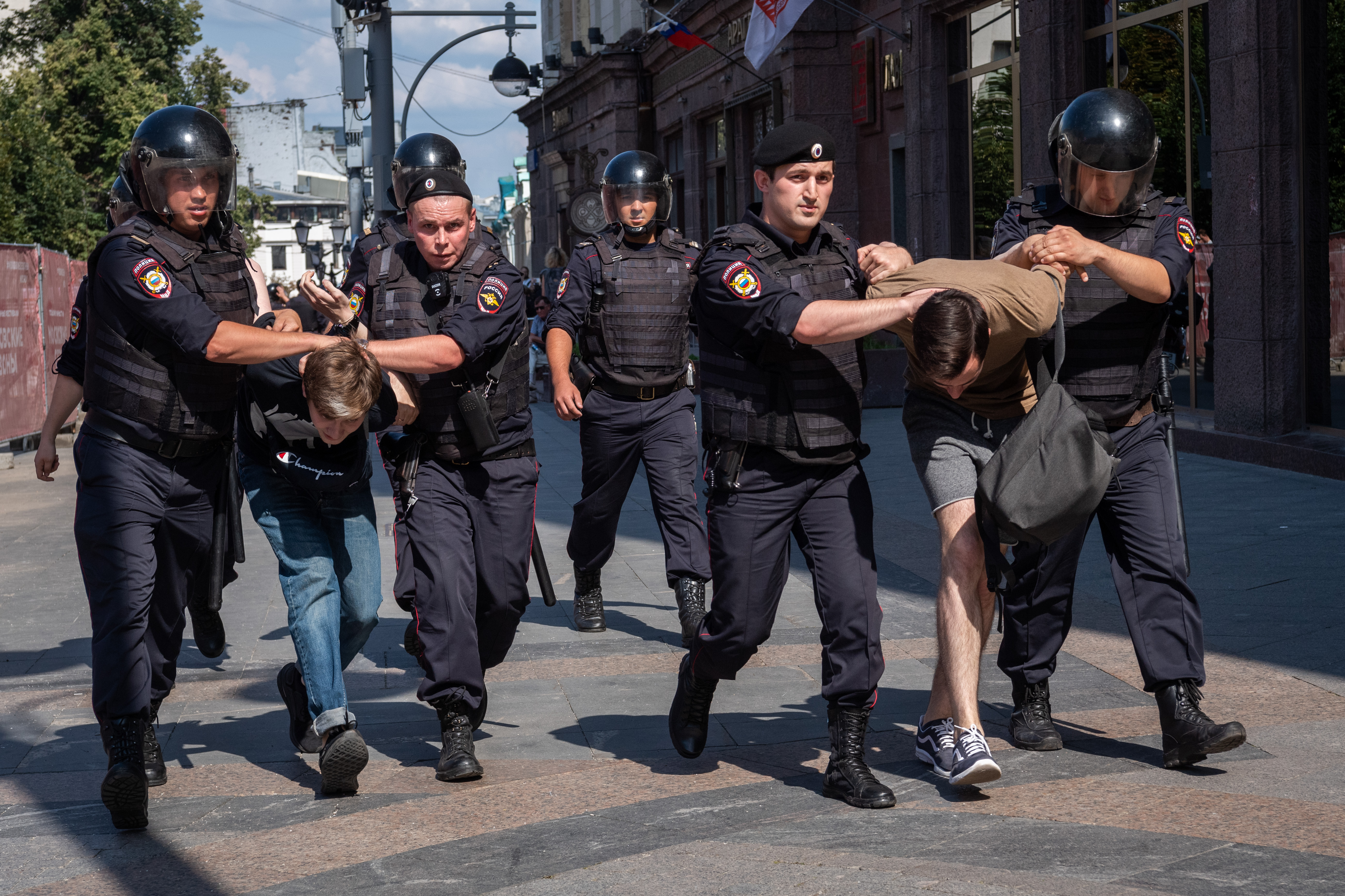 Много полиции сегодня. Полиция. Полиция ОМОН.