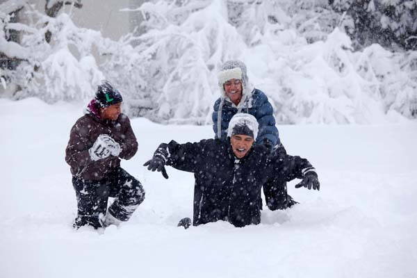 File:Obama and daughters in snowstorm.jpg