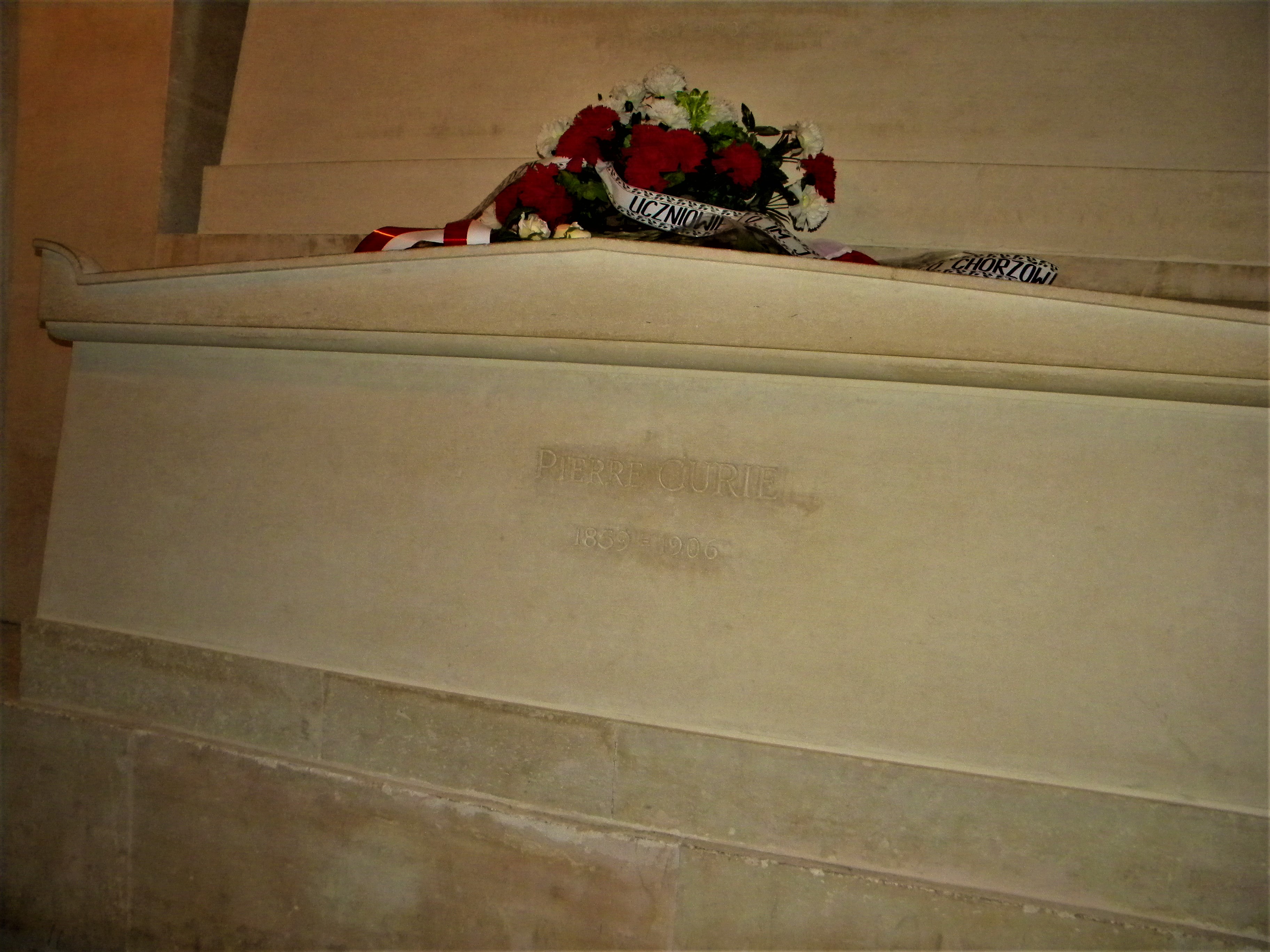 https://upload.wikimedia.org/wikipedia/commons/3/34/Paris_France._PANTHEON._The_tomb_of_Pierre_CURIE_%28PA00088420%29.jpg