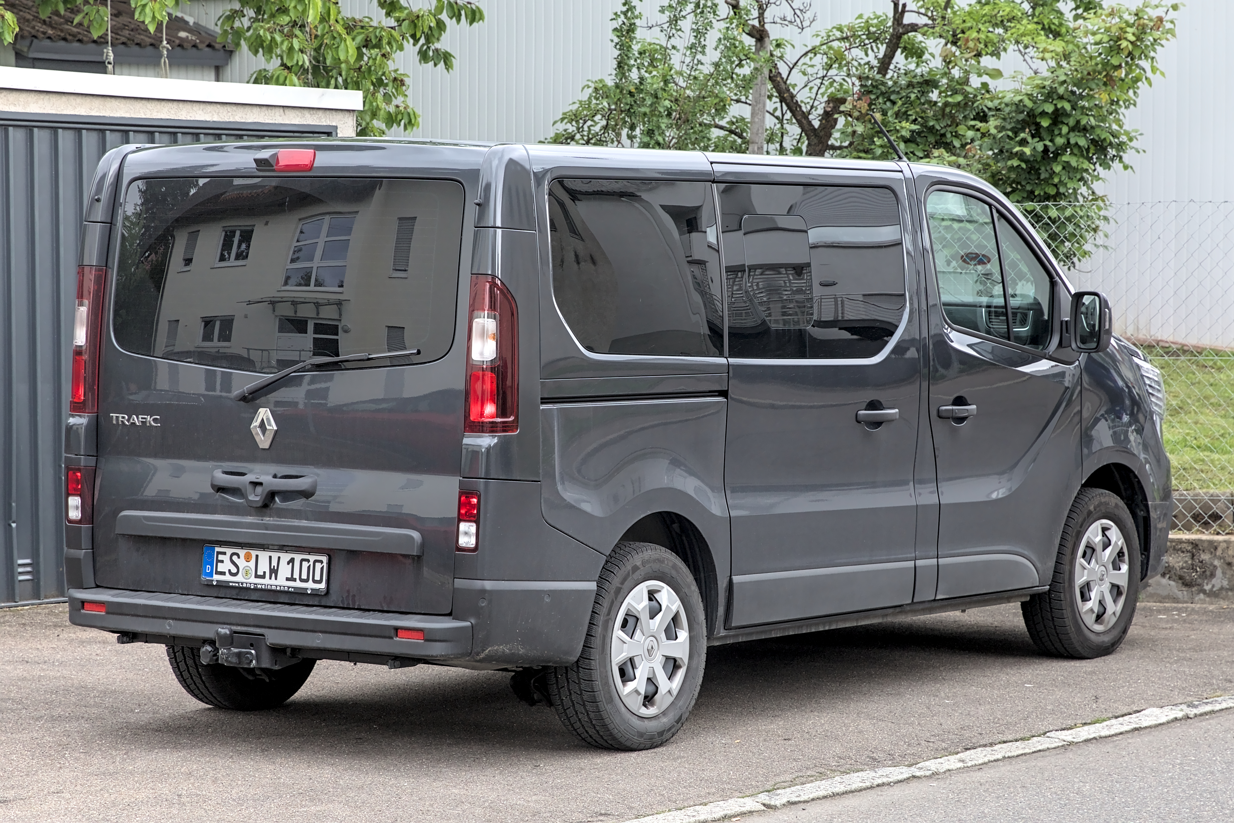 File:Renault Trafic III (2017).jpg - Wikimedia Commons