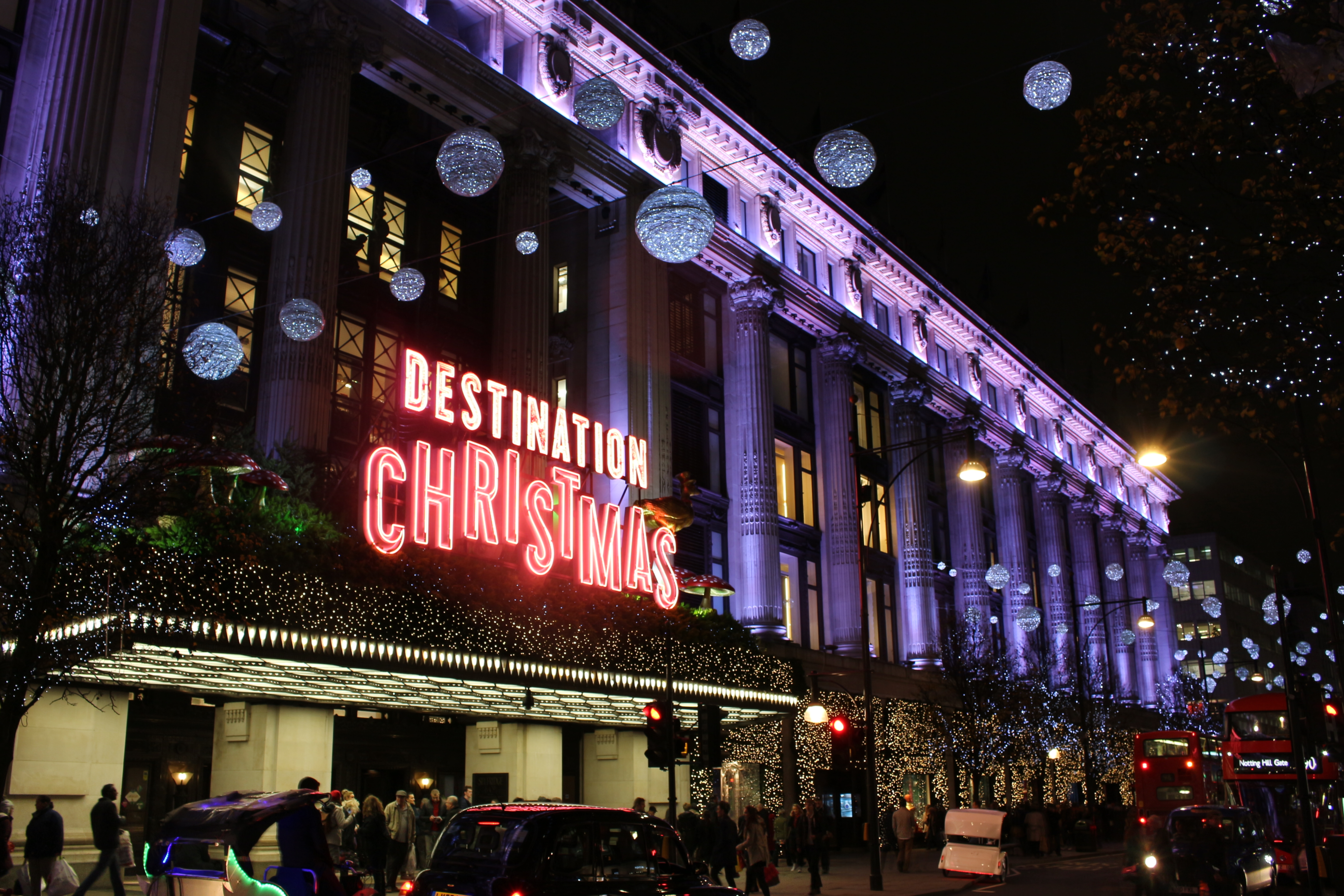 Selfridges london. Selfridges Christmas. Selfridges uk. Selfridges London Christmas. Selfridges в ночном свете.