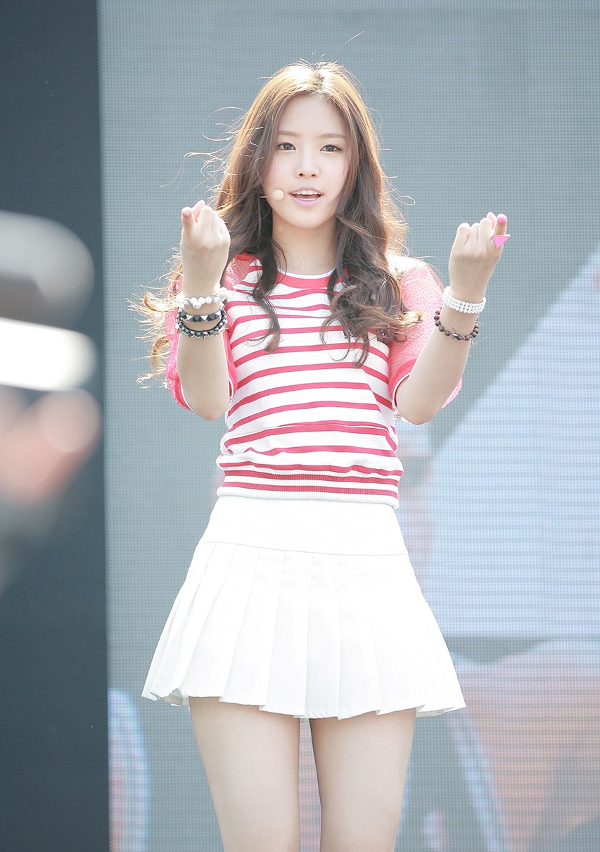 Son_Naeun_at_NBA_3X_Korea,_August_2013_0