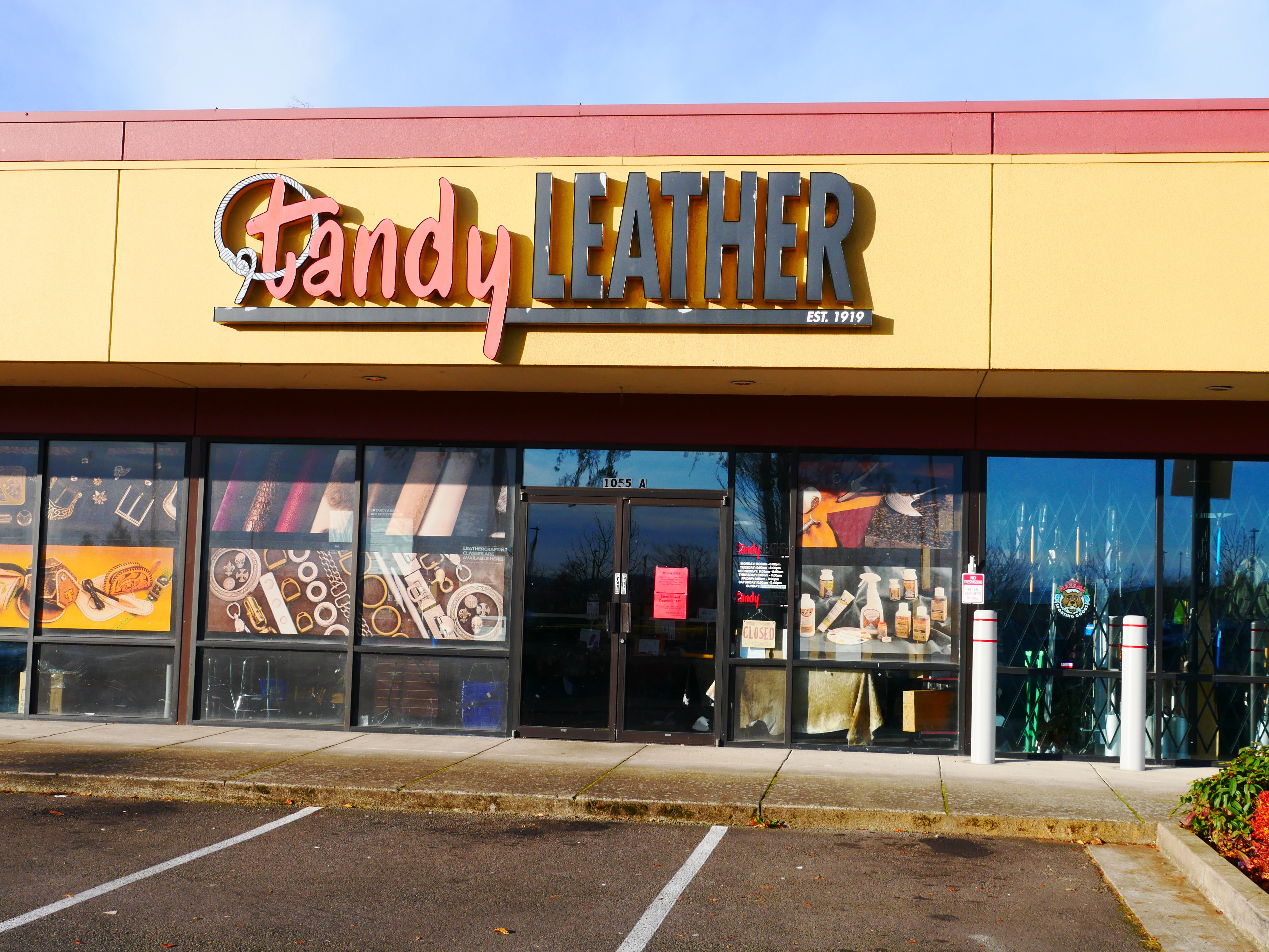 File:Tandy Leather Store in Eugene, Oregon (52542918823).jpg