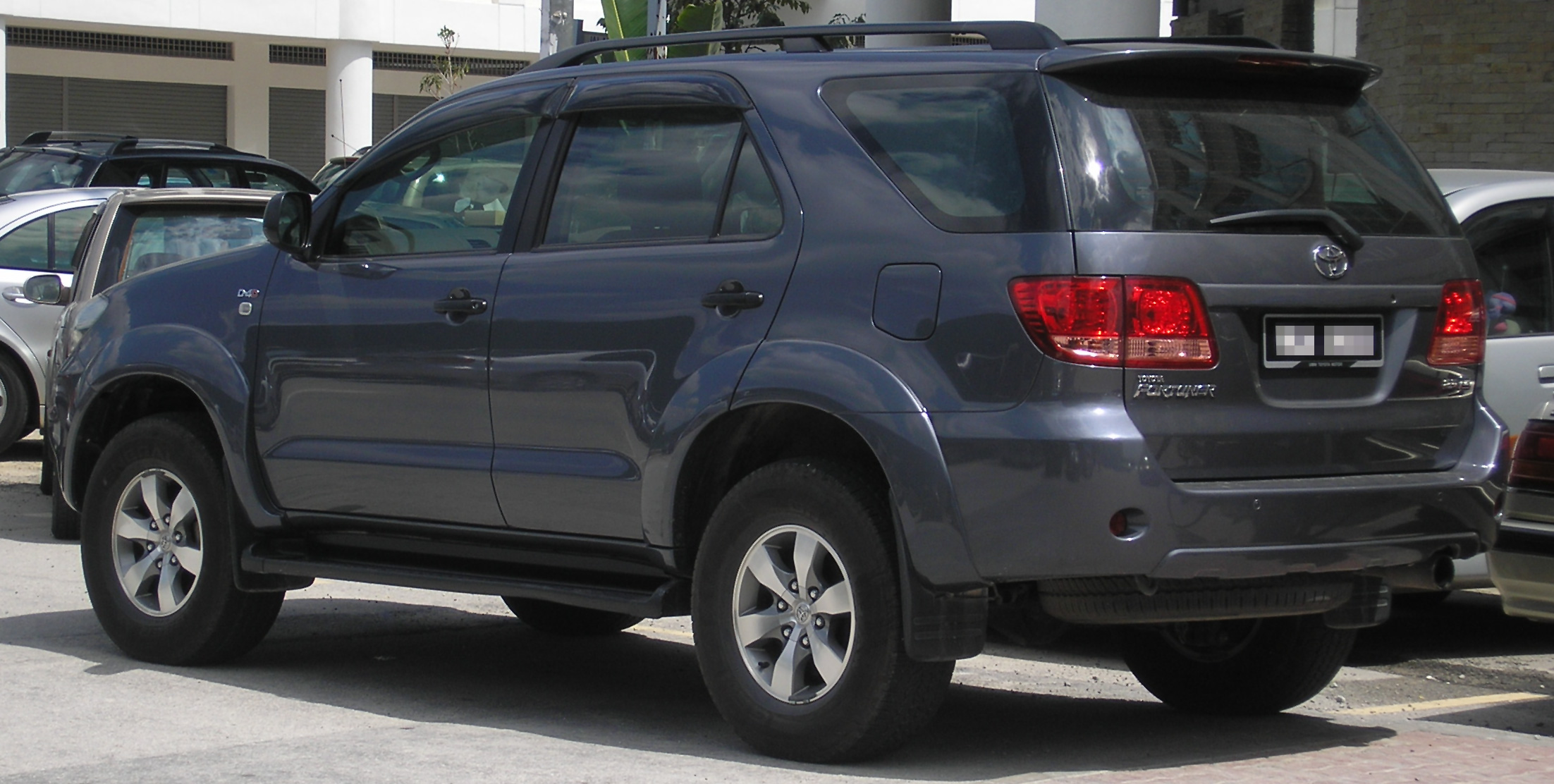File Toyota Fortuner First Generation Rear Serdang Jpg Wikimedia Commons