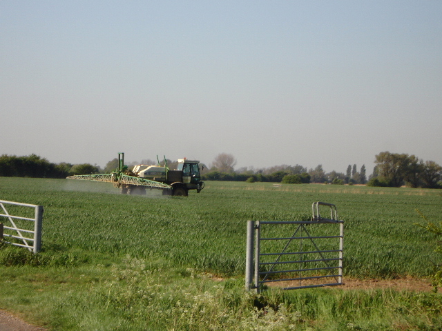 File:Tractor spraying - geograph.org.uk - 419476.jpg