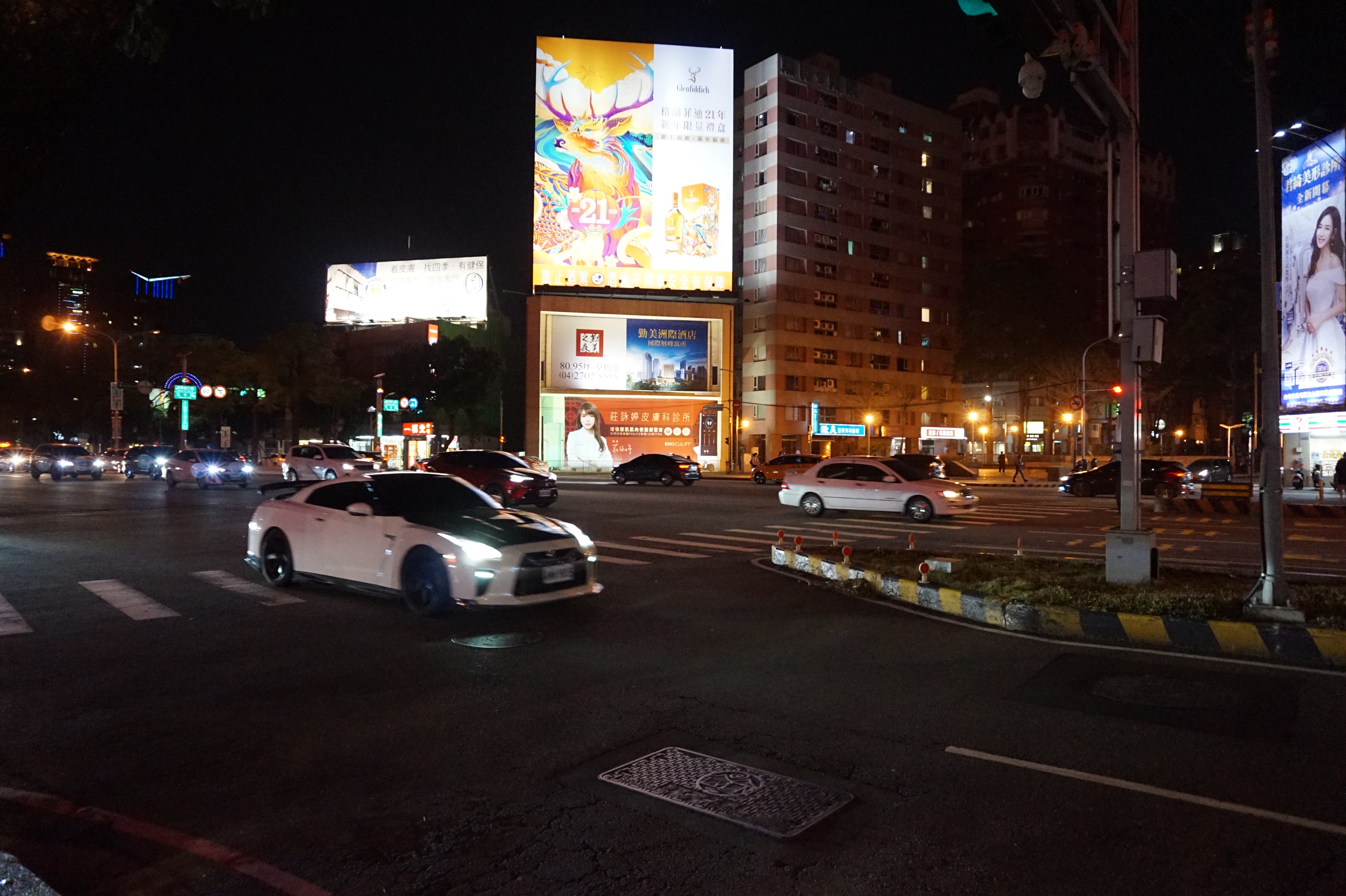 File:Traffic on the Intersection of Taiwan Boulevard near Shin Kong  Mitsukoshi Taichung Zhonggang.jpg - Wikimedia Commons