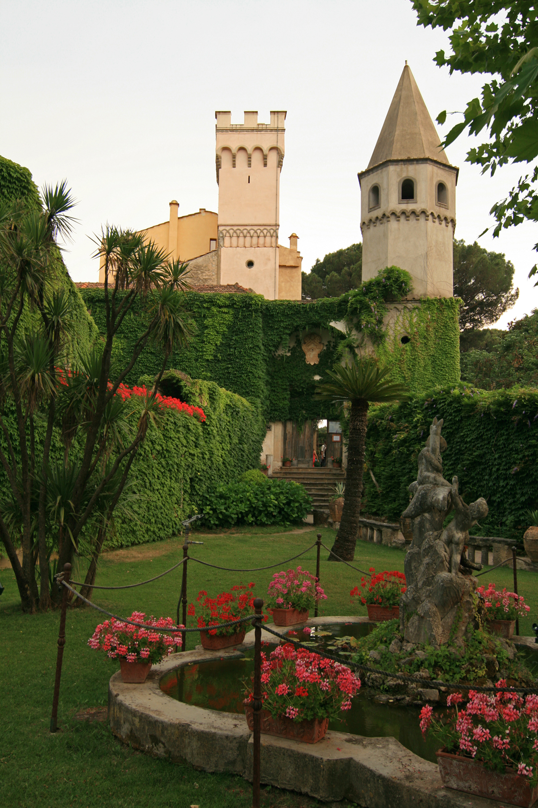 http://upload.wikimedia.org/wikipedia/commons/3/34/Villa_Cimbrone_Ravello.jpg