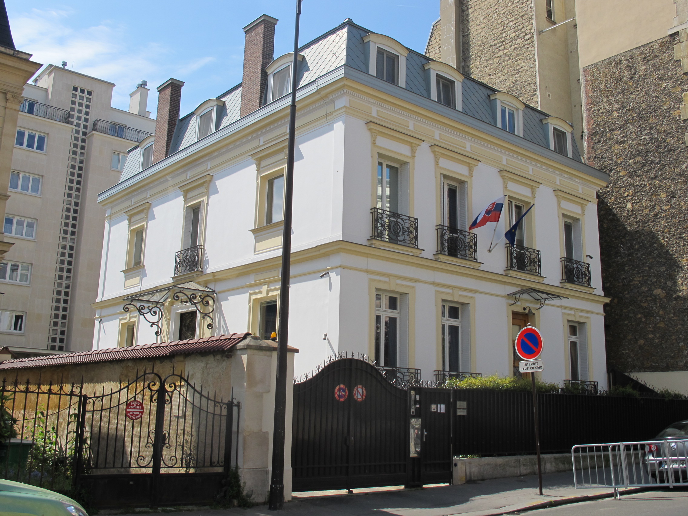 Посол в париже. Английское посольство в Париже. Посольство России в Париже. Словацкое посольство в Москве. Посольство Коста Рики в Париже Архитектор.