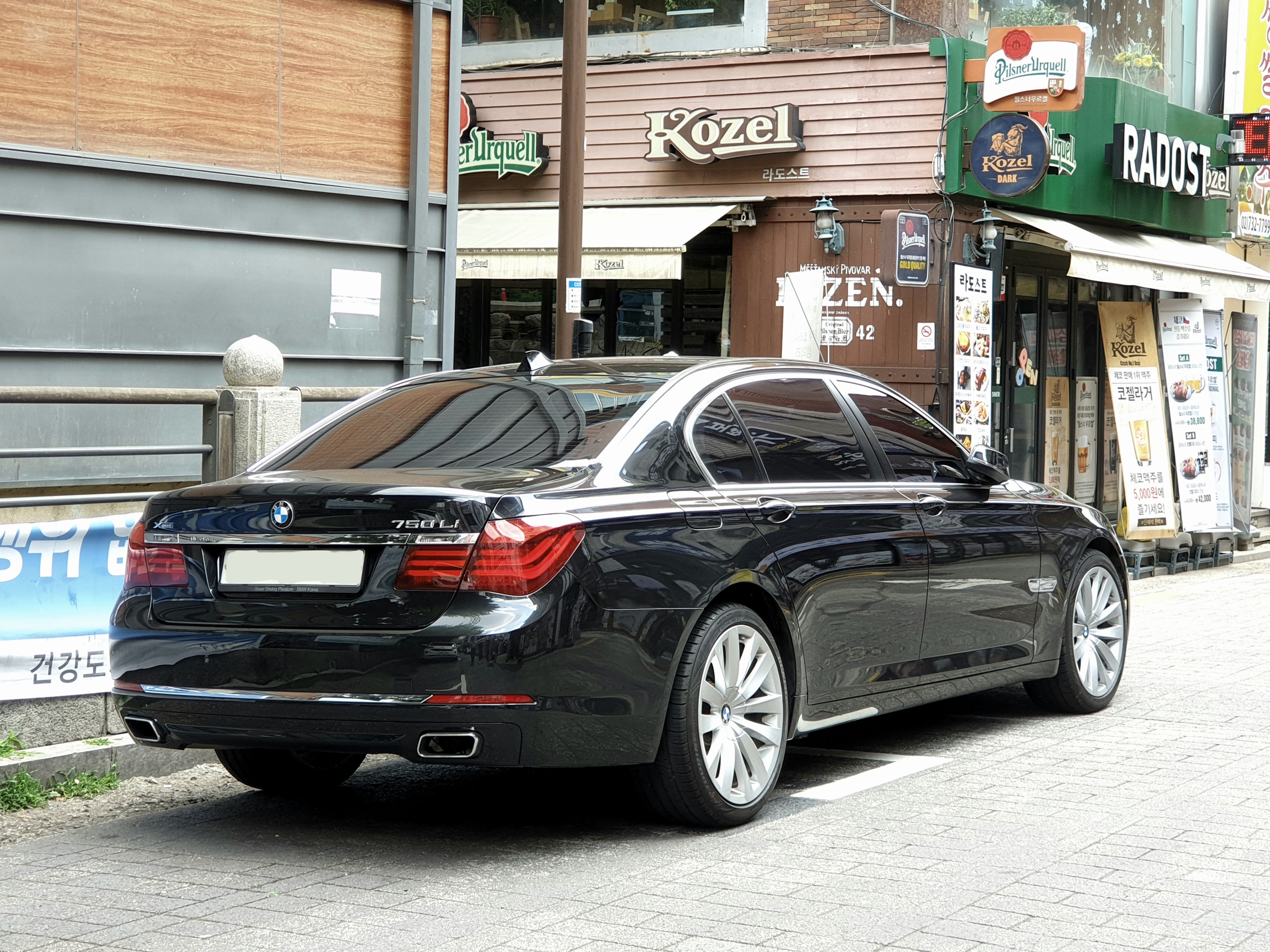 File:BMW 750Li F02 black (2).jpg - Wikimedia Commons