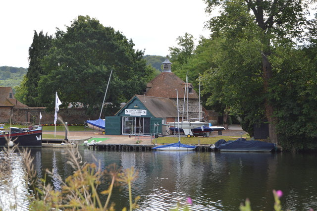 File:Bisham Abbey - geograph.org.uk - 5619575.jpg